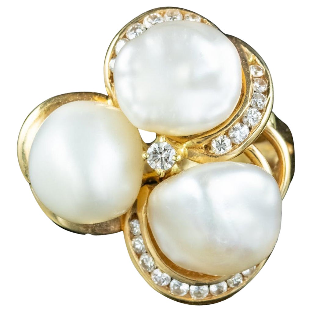 Bague vintage en grappe de perles baroques naturelles et de diamants
