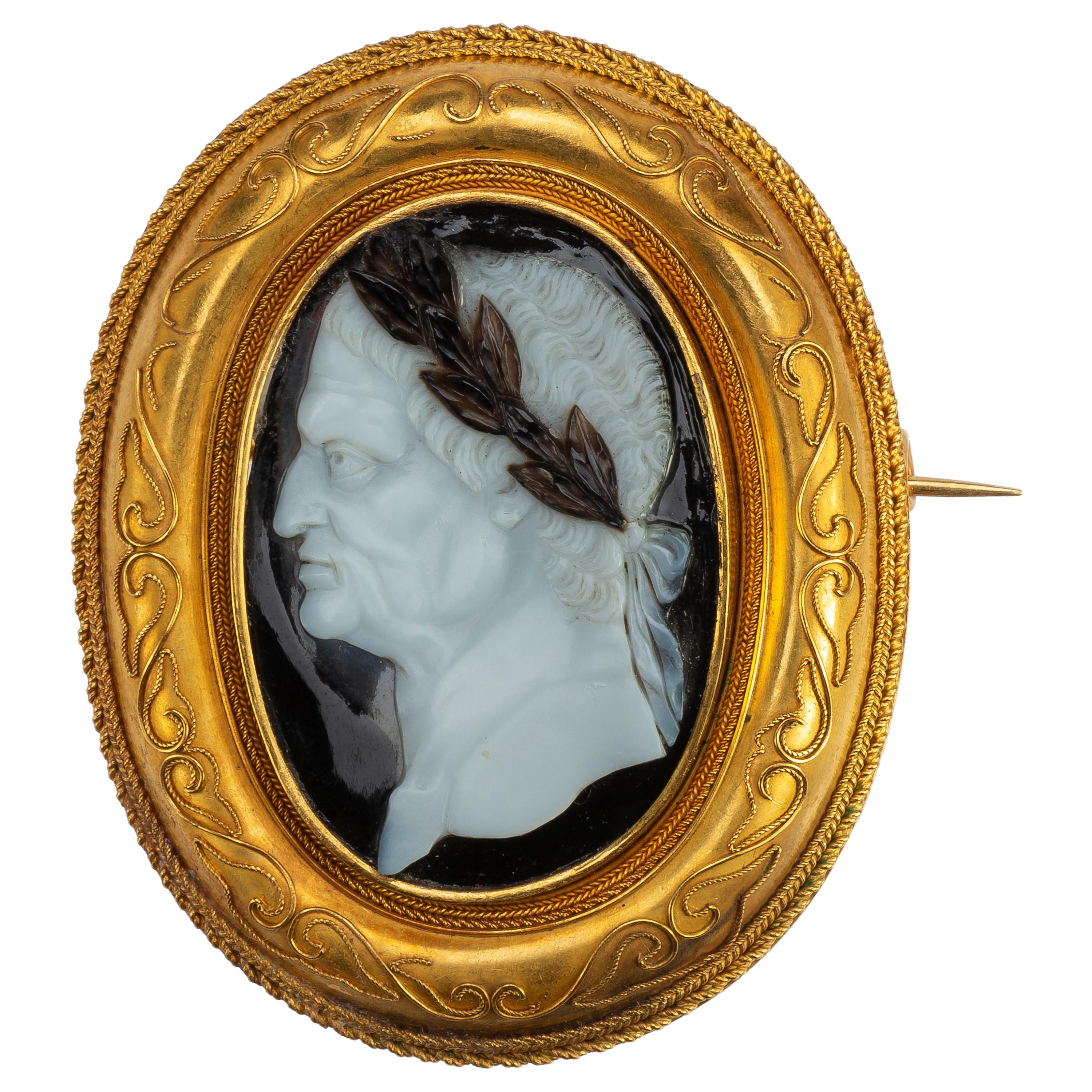 Porträtkamee des Kaisers Vespasian aus der Renaissance in einer Goldbrosche