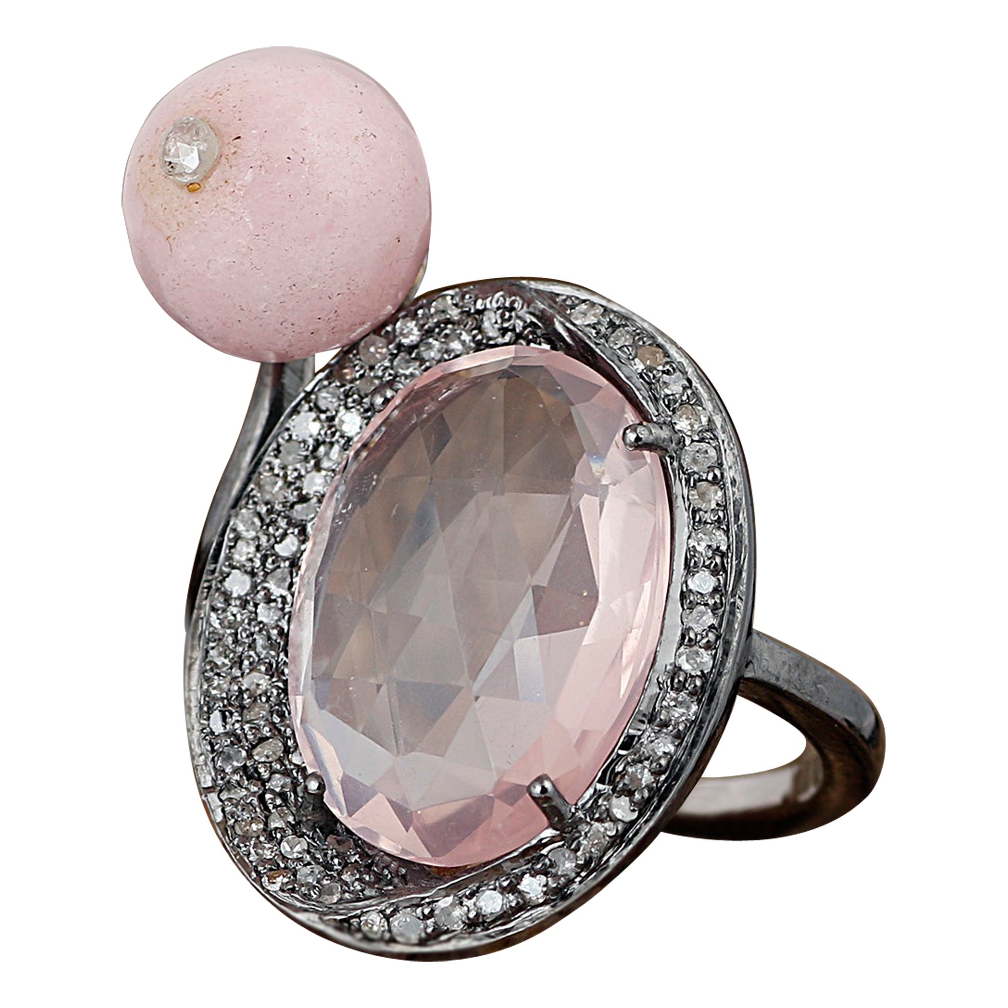 Bague d'anniversaire de cocktail de style victorien en diamant, argent, quartz rose et opale en vente