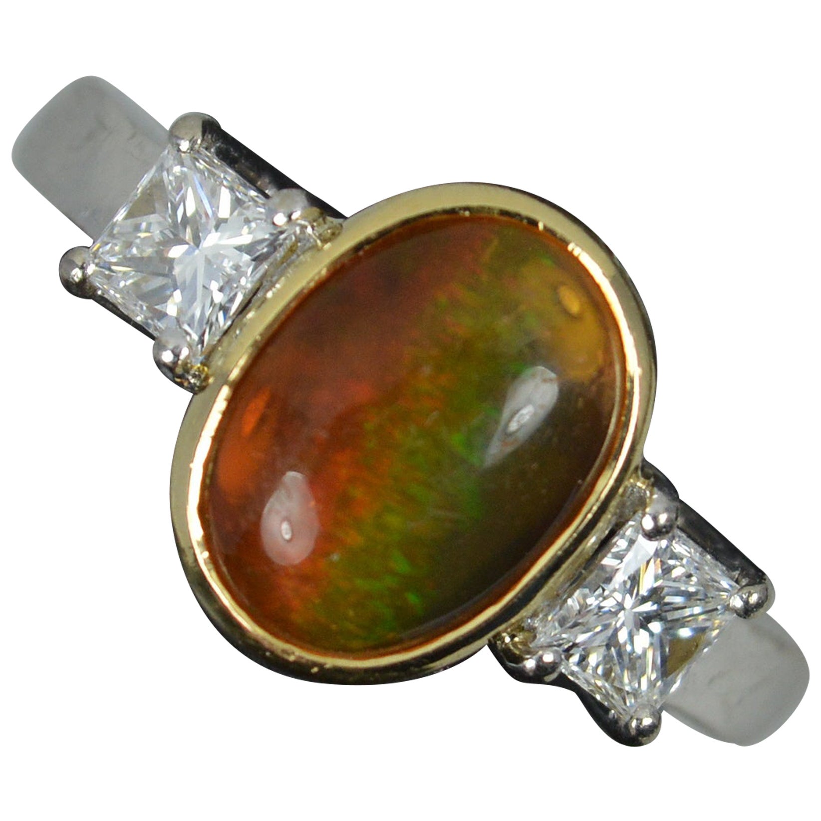 Trilogie-Ring aus 18 Karat Weißgold mit Qualitäts-Opal und VVS-Diamant