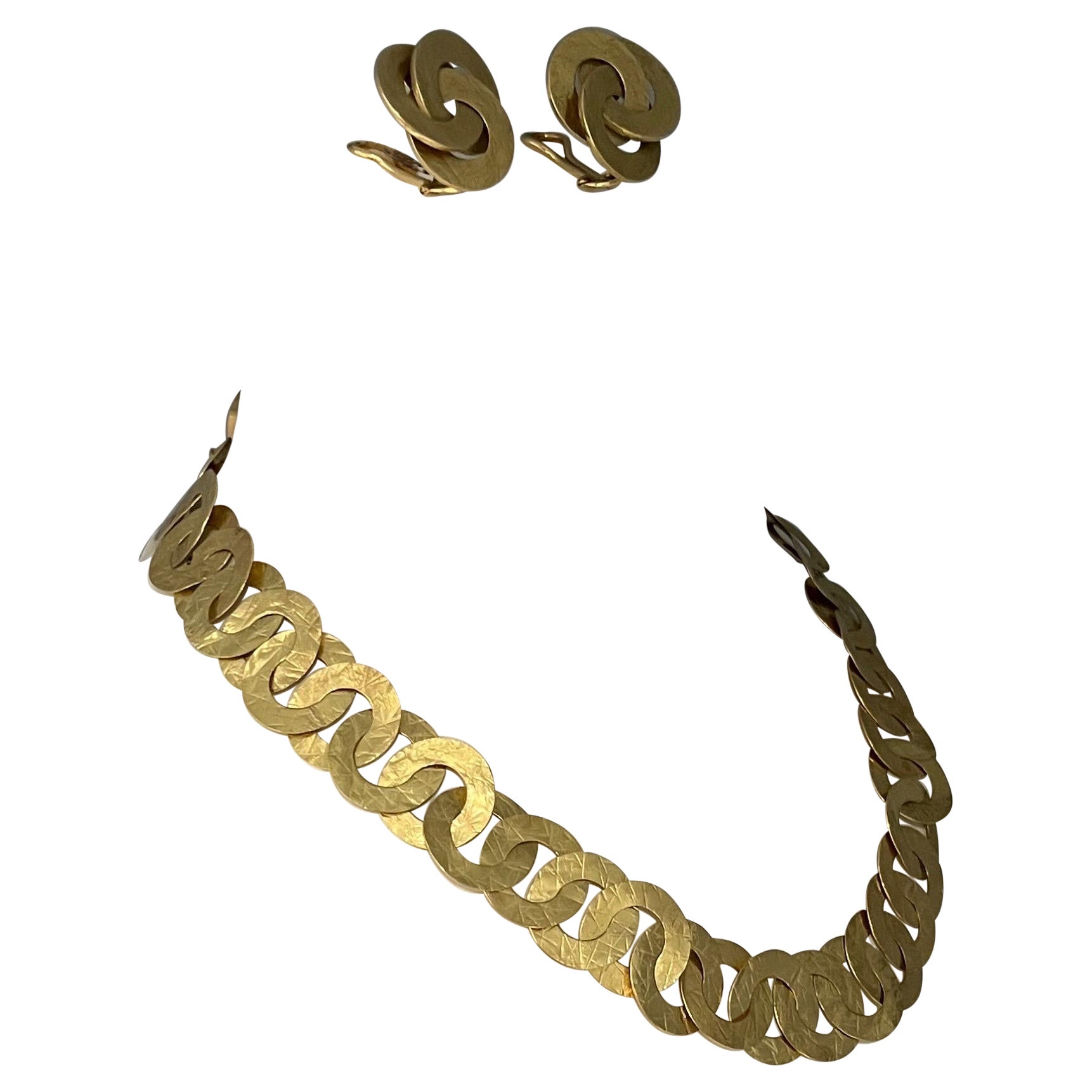Einzigartiges, modernistisches Retro-Gelbgold der 1970er- und 1980er-Jahre mit ineinandergreifenden, strukturierten Scheiben als Halskette und Ohrring-Set mit Hebel. Jedes Gelbgoldglied ist handgefertigt und mit einem geätzten und gehämmerten Muster