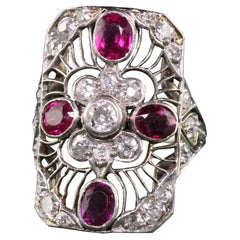 Antico anello Art Deco in platino con diamanti e rubini in filigrana a forma di scudo