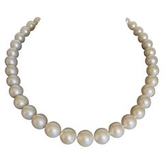 Collier de perles des mers du Sud blanches avec fermoir en or blanc