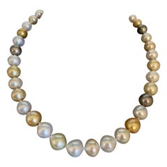Collier de perles des mers du Sud et de Tahiti multicolores avec fermoir en or jaune et diamants