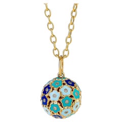 Pendentif boule florale Syna en or jaune et émail multicolore avec diamants