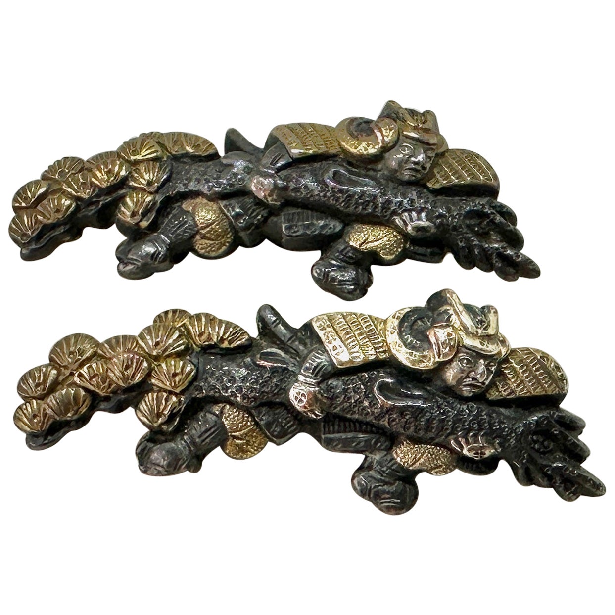 Paire de broches japonaises Shakudo Sea Dragon Samurai Warrior Lily Pad Gold Victorian en vente