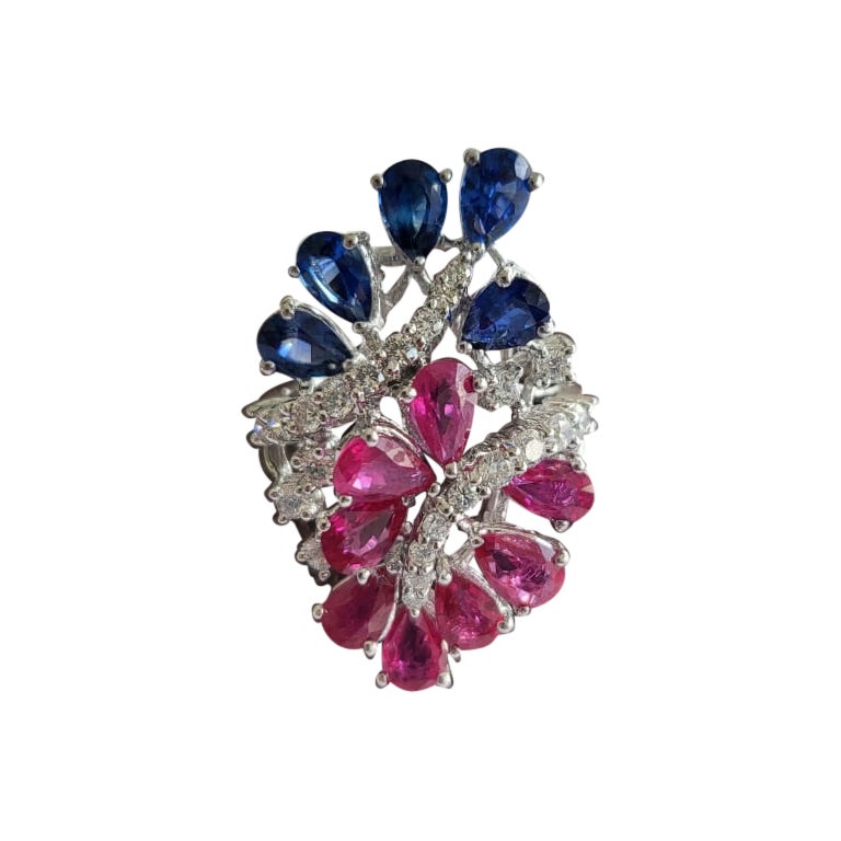 Anillo de cóctel de oro blanco de 18 quilates, 3,42 quilates, rubí, zafiro azul y diamantes