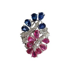 Anillo de cóctel de oro blanco de 18 quilates, 3,42 quilates, rubí, zafiro azul y diamantes
