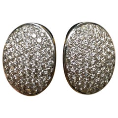 Boucles d'oreilles huggies en or blanc 18 carats avec diamants ovales pavés Omega Back Diamond H Vs 5 carats