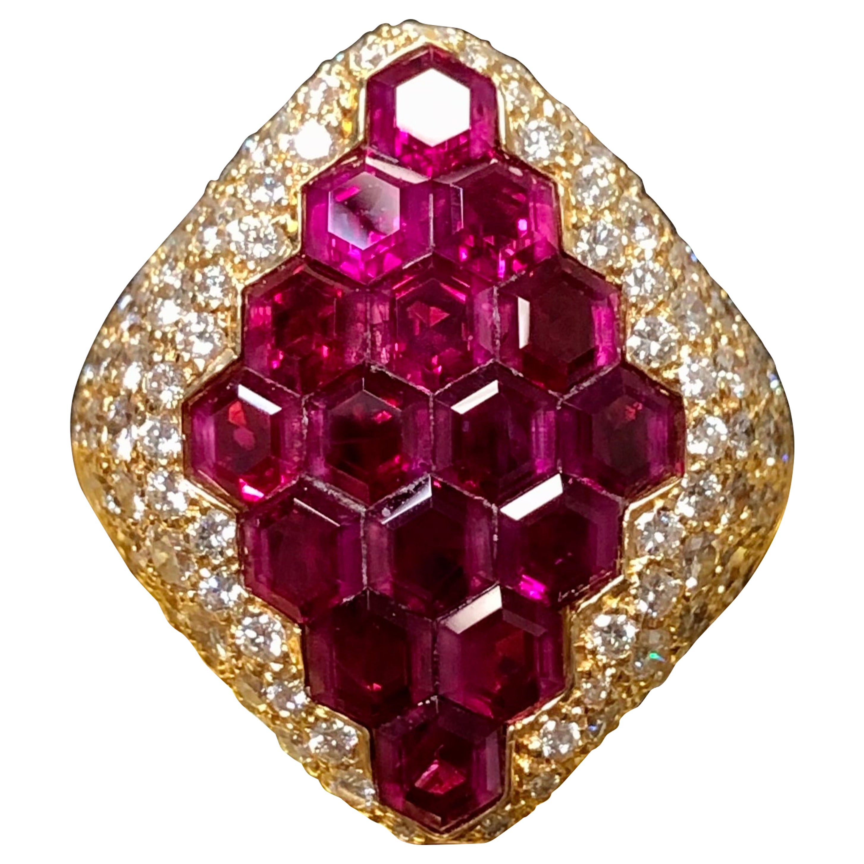 Nachlass 18k Unsichtbar gefasster sechseckiger burmesischer Rubin-Diamant-Cocktailring 8cttw im Angebot
