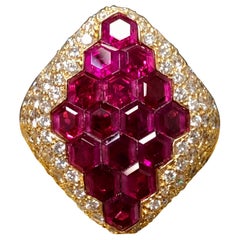 Nachlass 18k Unsichtbar gefasster sechseckiger burmesischer Rubin-Diamant-Cocktailring 8cttw