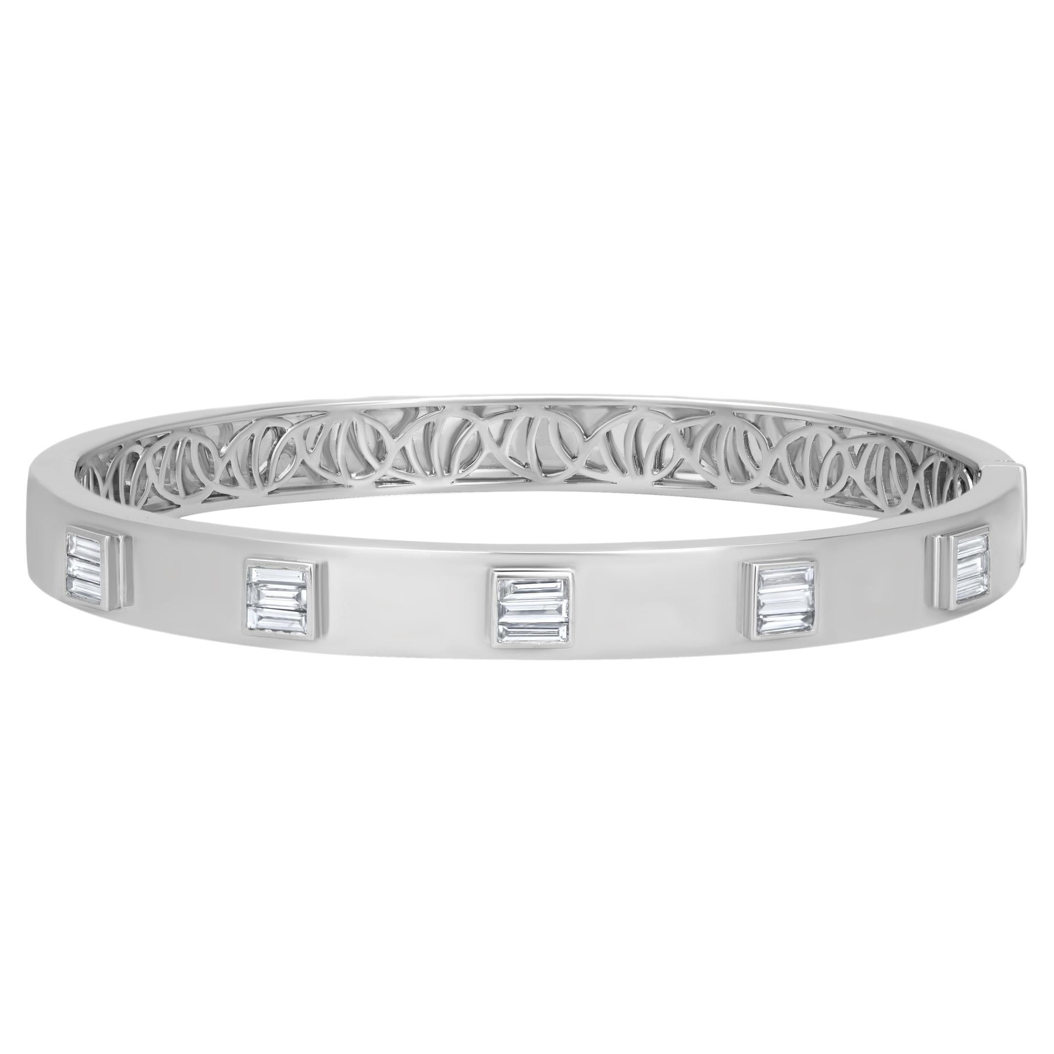 Nigaam 0.66 carats T.W. Baguette Bracelet jonc en or blanc 18 carats et diamants en vente