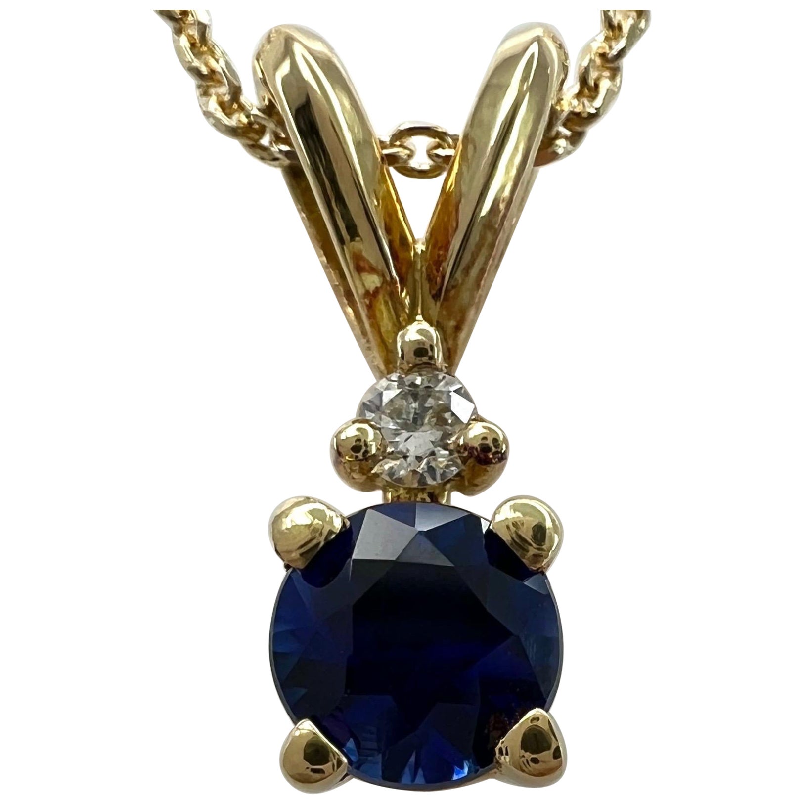 Fine Ceylon Cornflower Blue Sapphire & Diamond Round Cut 18k Yellow Gold Pendant