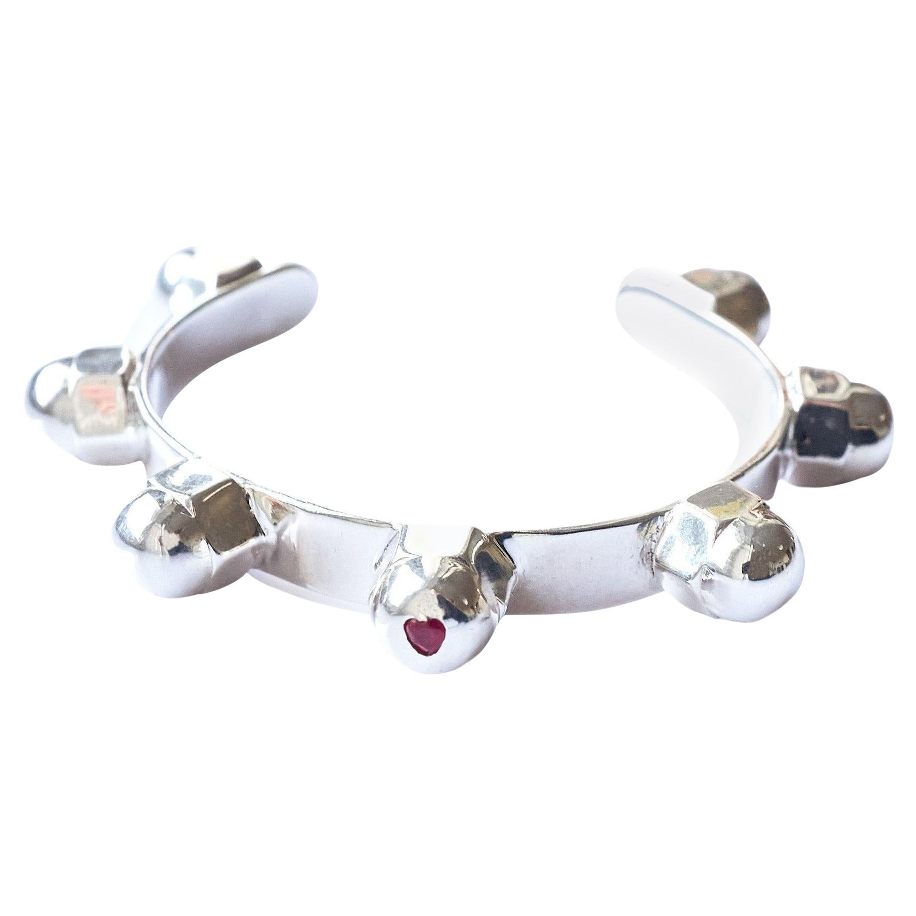 J Dauphin - Bracelet manchette en argent sterling avec clous en forme de cœur et rubis