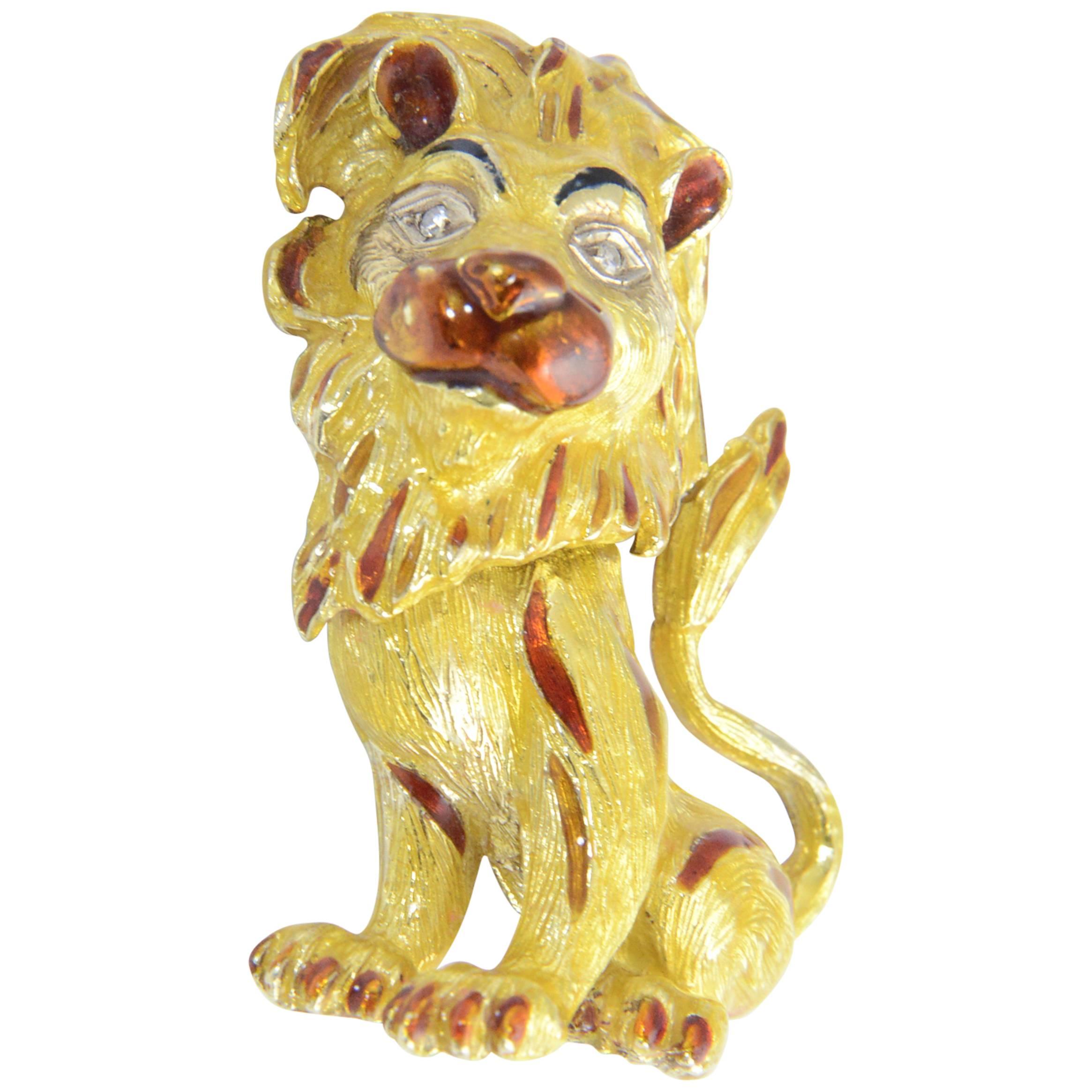 Alfiler de broche de león de oro amarillo con diamantes y esmalte de los años 60