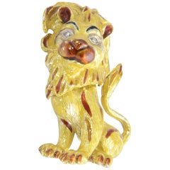 Broche lion fantaisie en or jaune, émail et diamants, années 1960