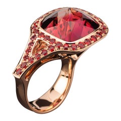 Bague de cocktail en tourmaline rouge 18,66 carats, or rose 18 carats et 35 saphirs rouges sertis à la main