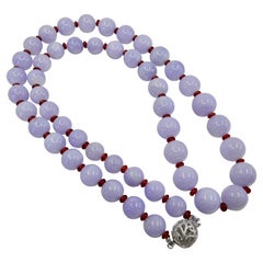 Importante collana di perle di giada lavanda, agata rossa e diamanti certificata da 500 carati