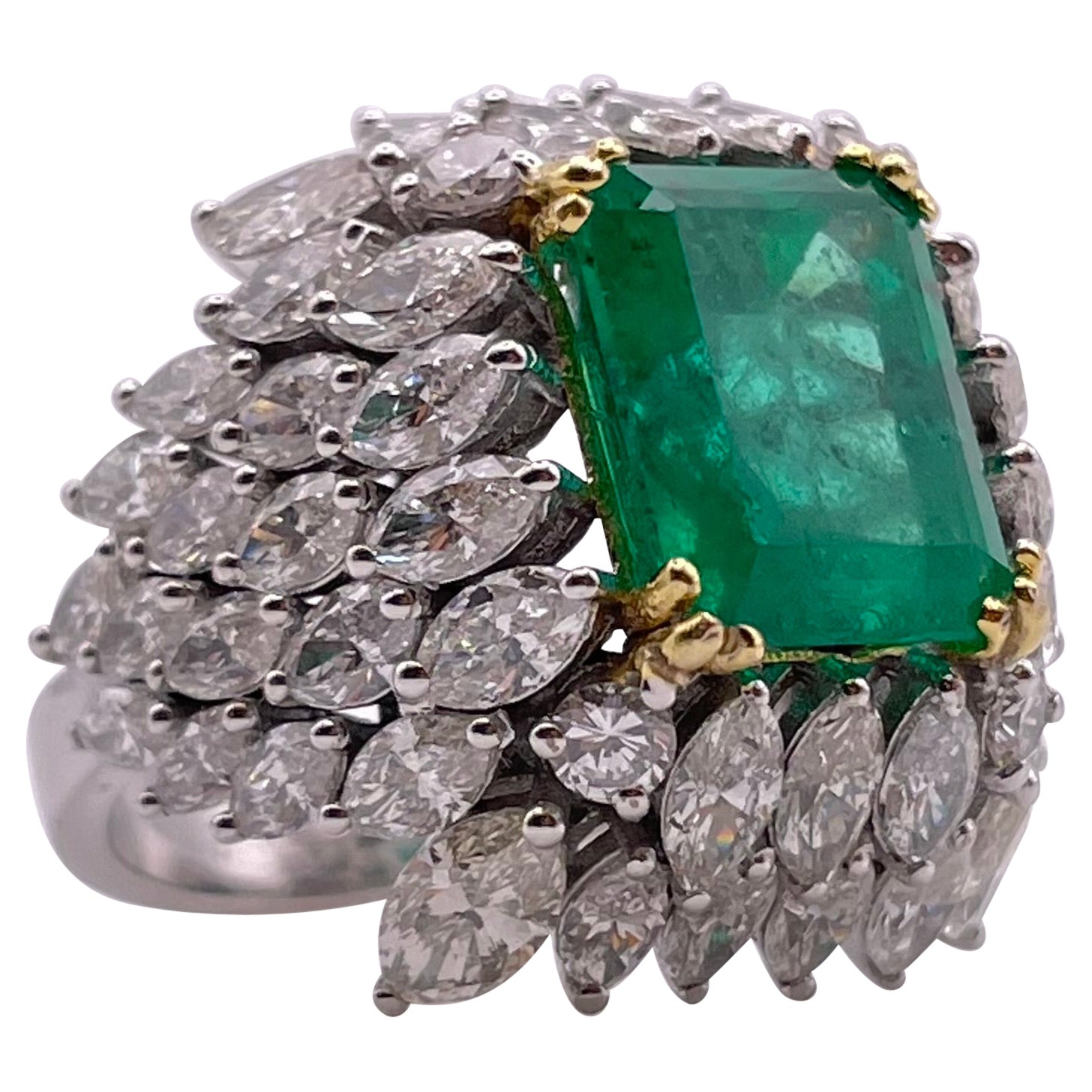 IGI Certificated 5.06 Carats Fine Emerald and Diamond Ring For Sale