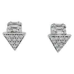 Orecchini a forma di freccia con diamante bianco rotondo e baguette in oro bianco 14k