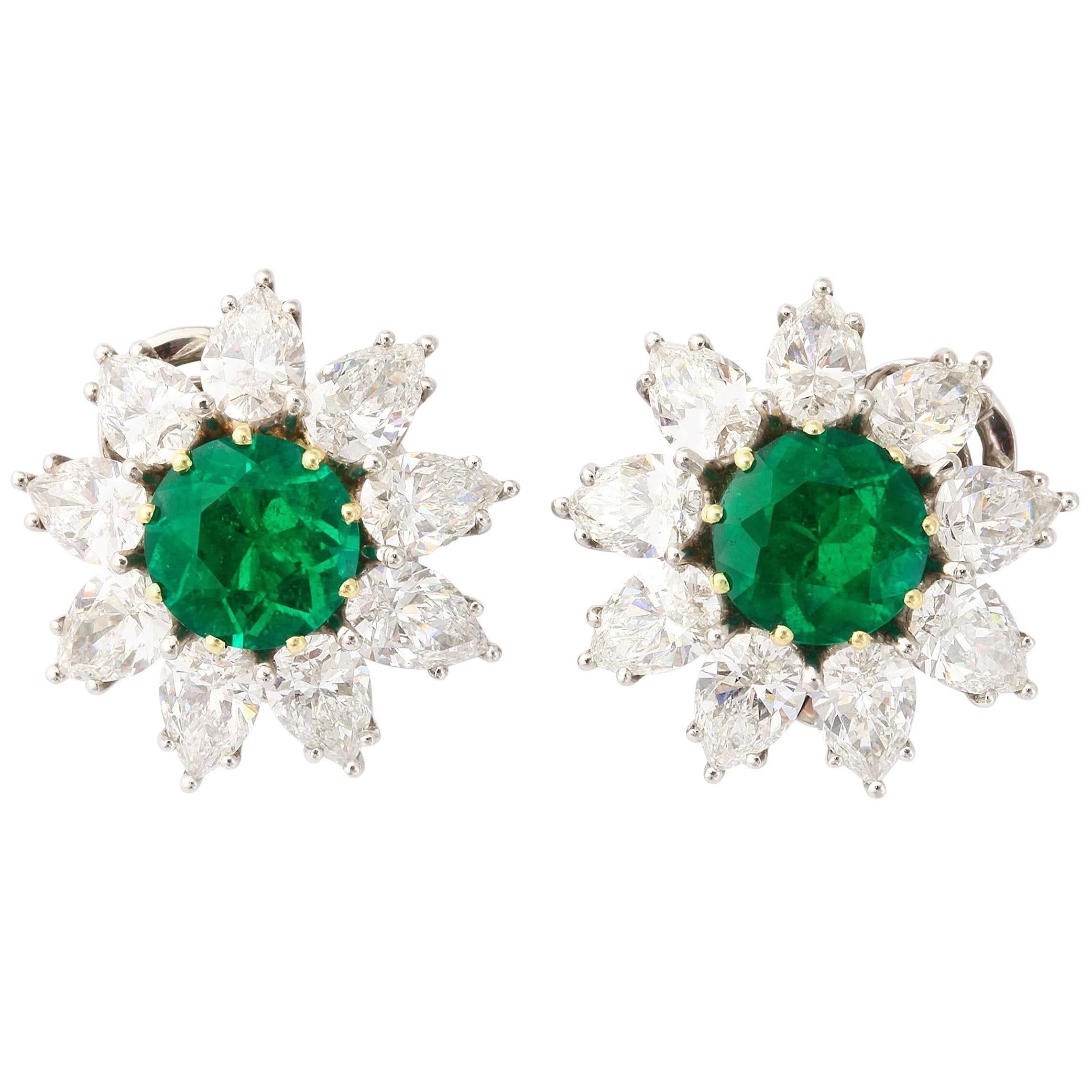 Ohrclips aus Platin mit feinem runden Smaragd und Diamant im Angebot