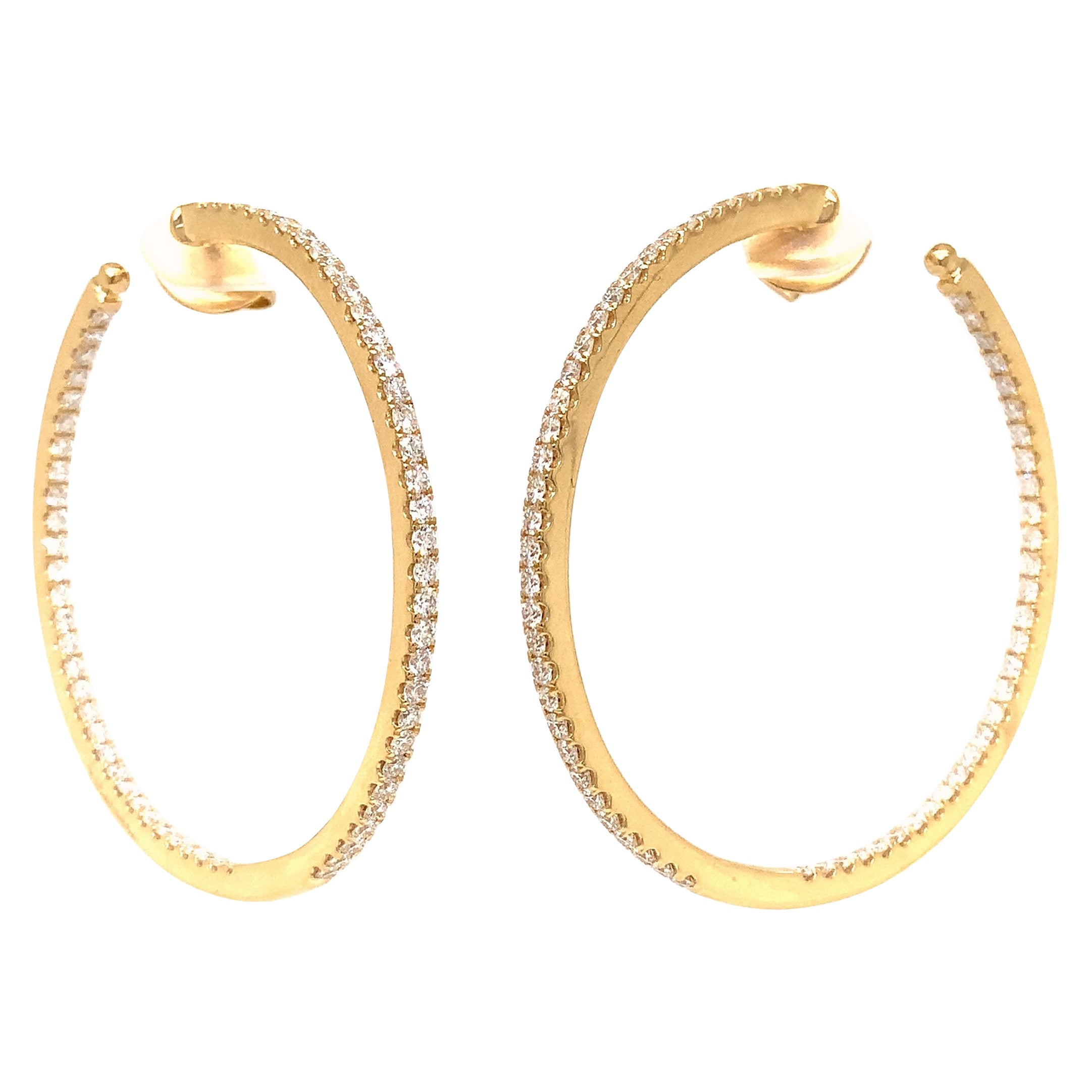 Memoire Collection Round Shared Prong Diamond Hoop Set in 18k Yellow Gold For Sale