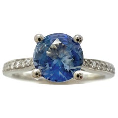 Bague en platine avec saphir de Ceylan bleu clair vif et diamant taille ronde brillant