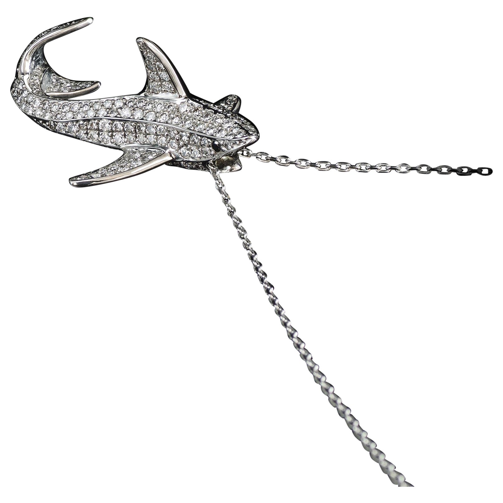 Pendentif sculptural en forme de requin, or blanc 18 carats, 268 diamants Ges, 1,34 carat, bijou animal