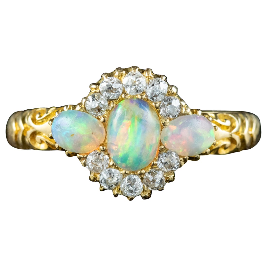 Ancienne bague victorienne en grappe d'opales et de diamants, datée de 1886