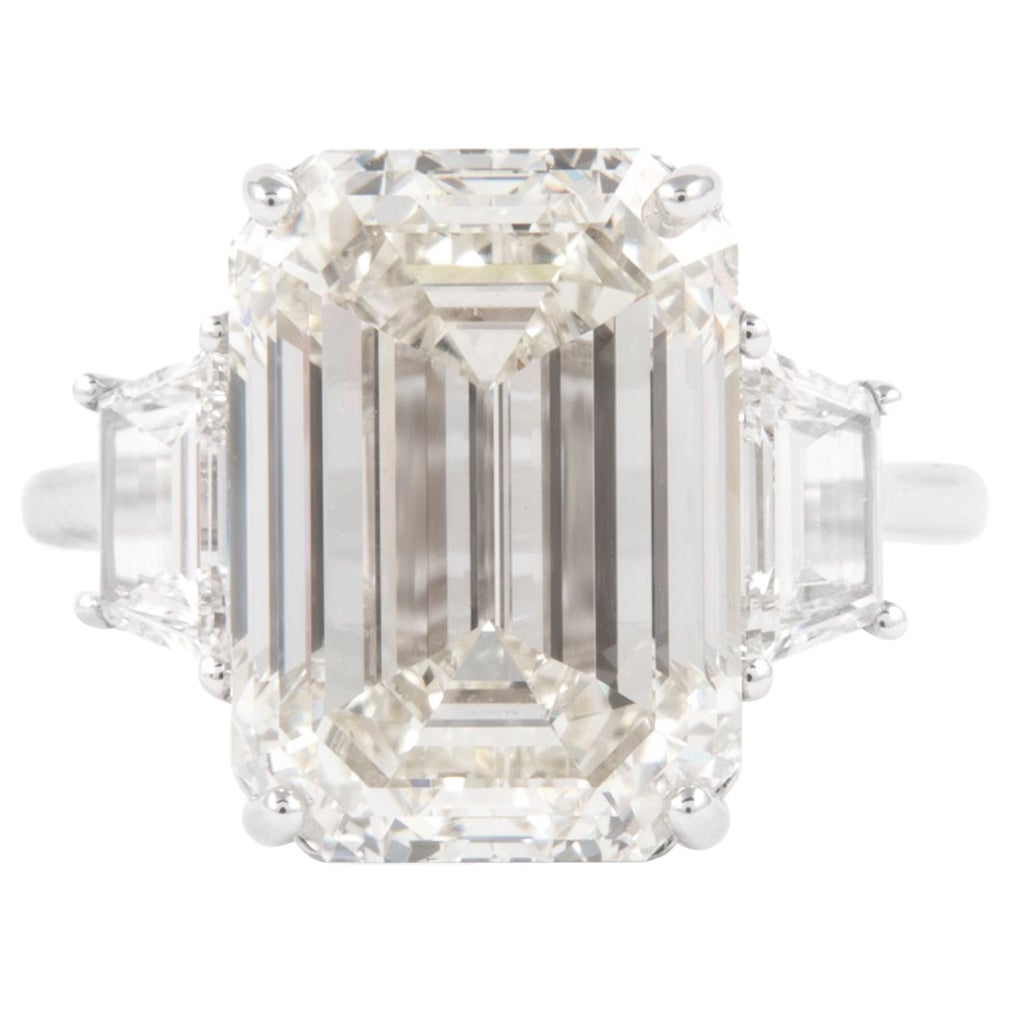 Alexander GIA-zertifizierter 10,06 Karat M VVS2 Diamantring mit drei Steinen im Smaragdschliff 18k