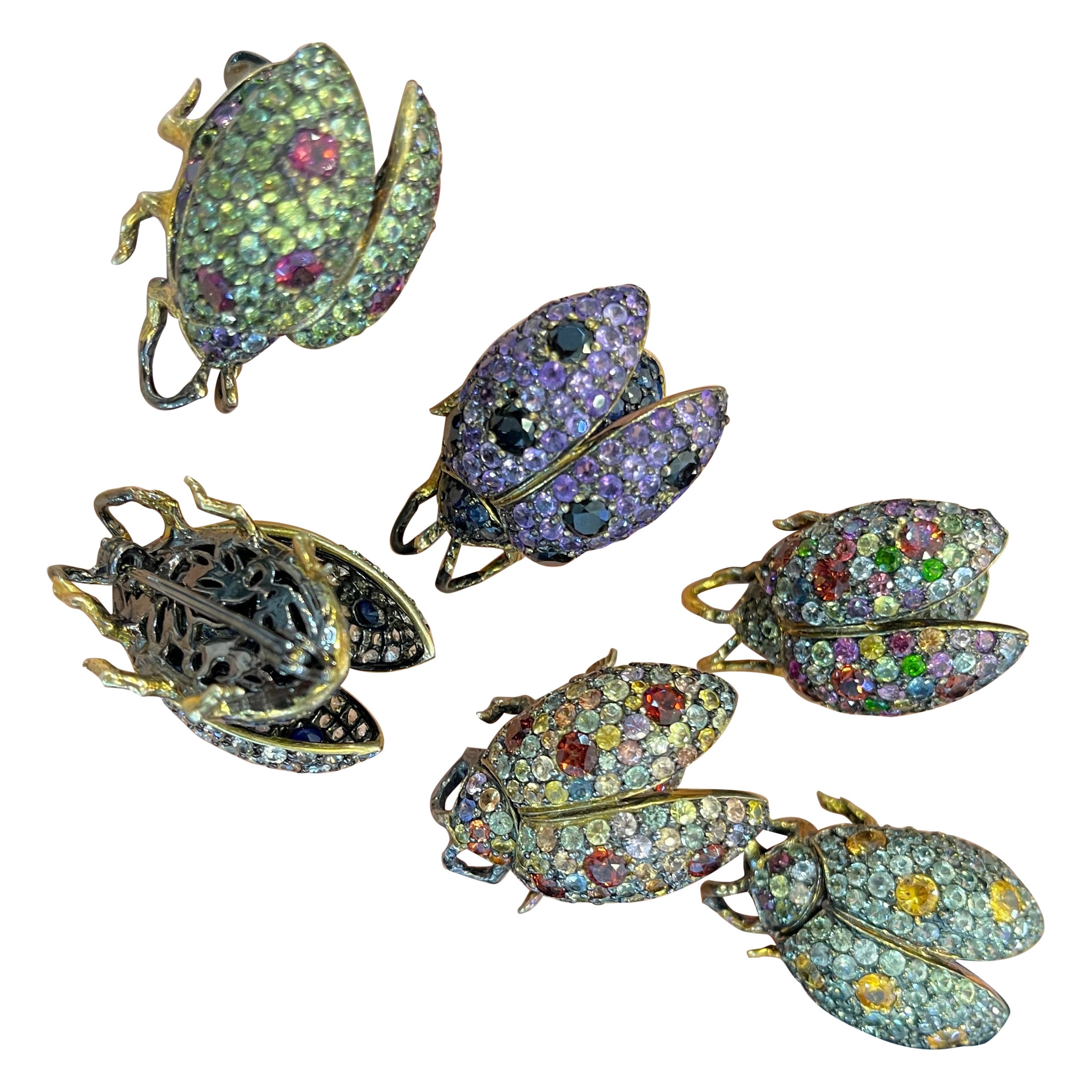 Bochic Broche ou pendentif en forme de scarabée en saphir naturel multicolore et pierres précieuses mélangées en vente