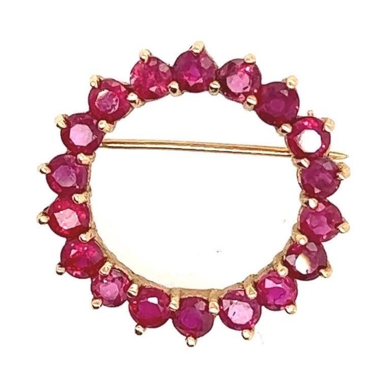 Retro Gold 4 Carat Natural Red Ruby Gemstone Circular Brooche Pin, circa 1970 For Sale