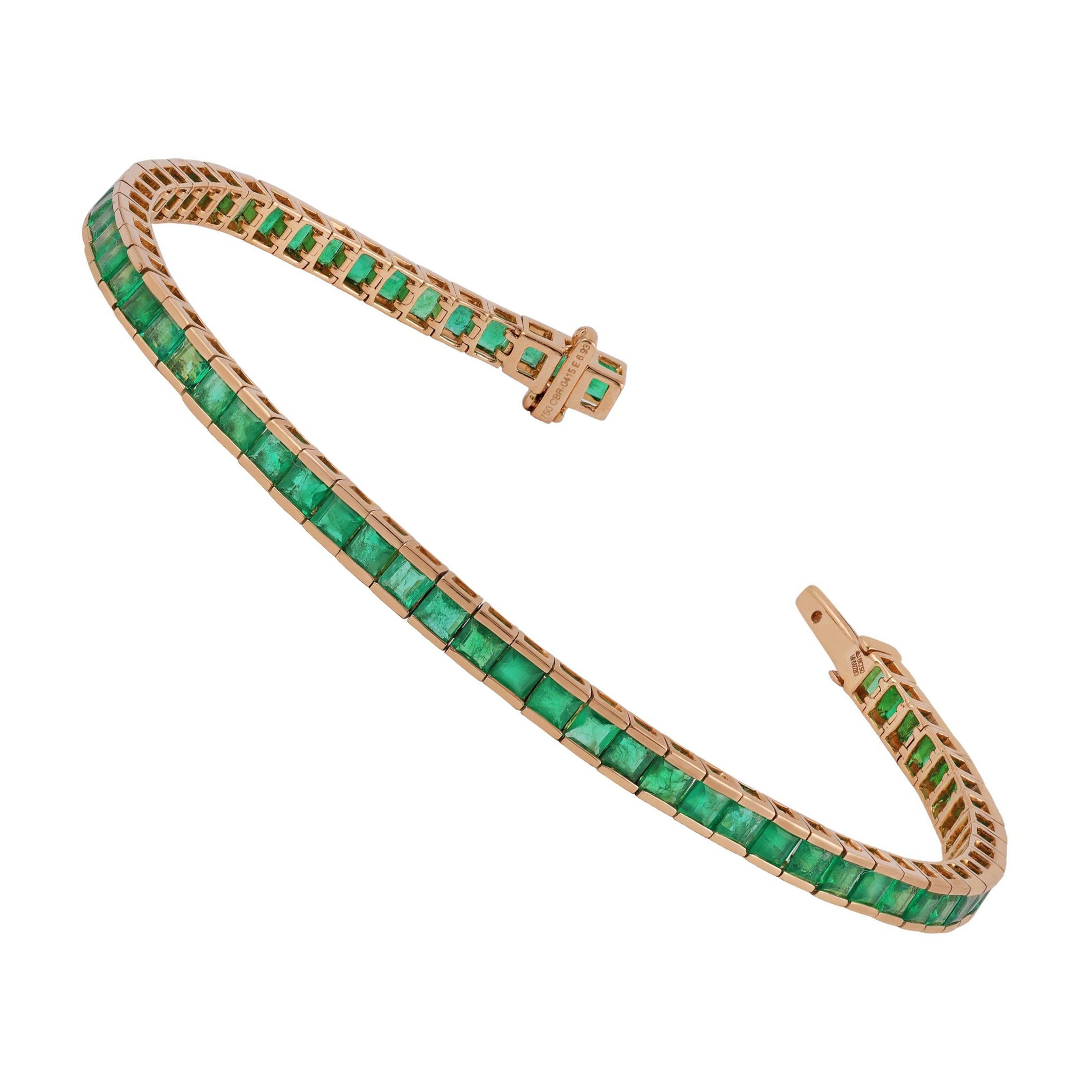 Bracciale linea tennis con smeraldo chiaro da 6,93 carati con incastonatura a canale in oro 18 ct.