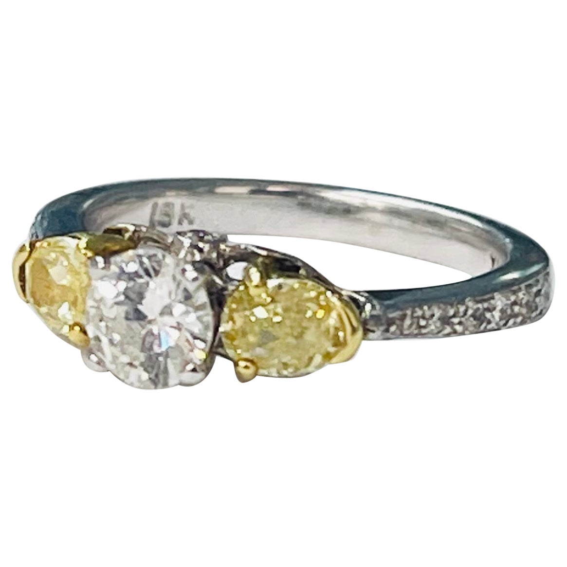 Bague à trois pierres en or 18 carats avec diamants jaunes et blancs.  en vente