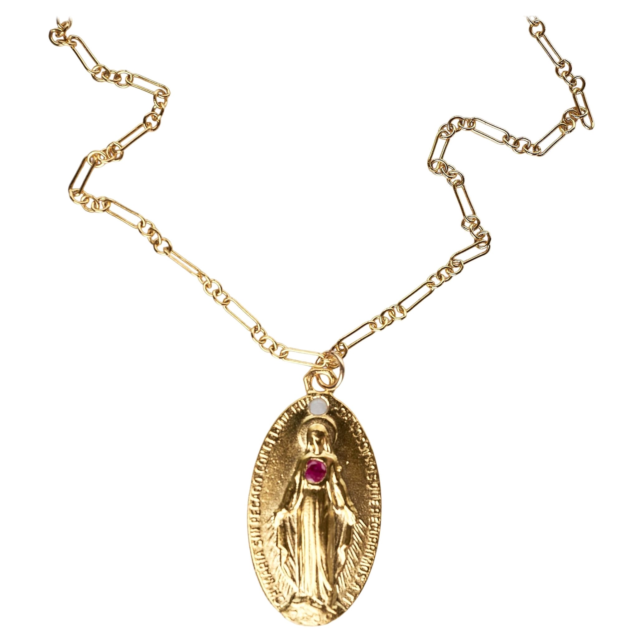 Halskette mit Jungfrau Maria mit Rubin und Opal, Medaille J Dauphin im Angebot