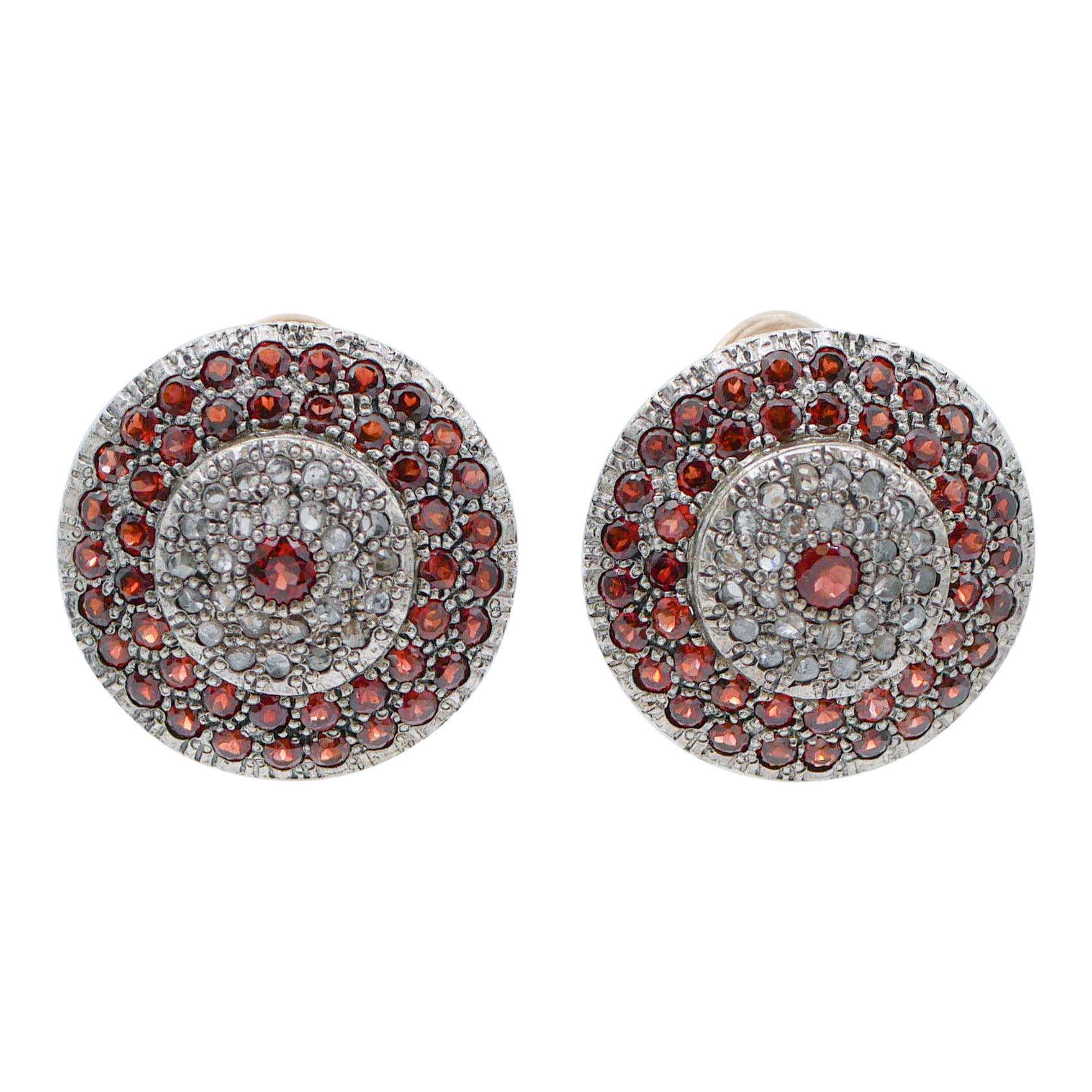 Pendientes de granates, diamantes, oro rosa y plata