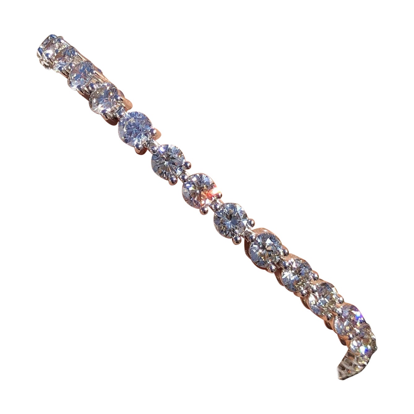 Moderne Bracelet tennis étincelant en or blanc 14 carats avec diamants de 10 carats et fermoir à boîtier ouvert en vente