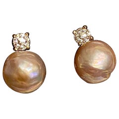 Michael Kneebone Boucles d'oreilles en goutte en perles Kasumi roses et diamants taille européenne
