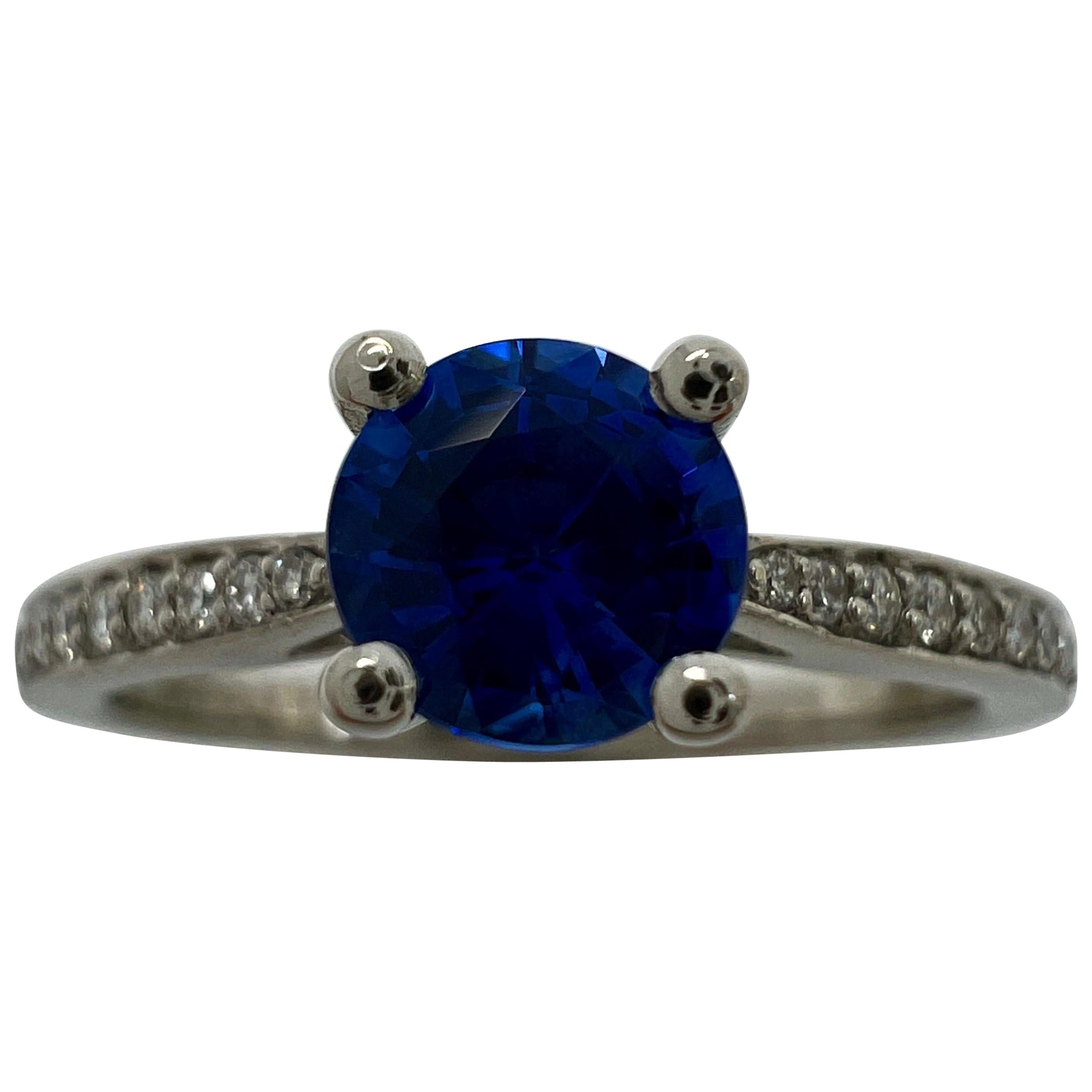 Bague en platine avec saphir de Ceylan bleu tournesol et diamant taille brillant rond