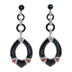 Boucles d'oreilles pendantes en onyx, corail, diamants et platine