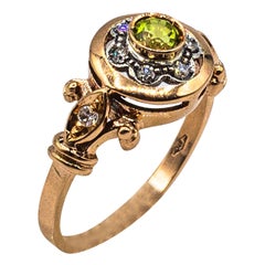 Anello in oro giallo da 0,40 carati con diamante bianco taglio rotondo e peridoto in stile Art Deco