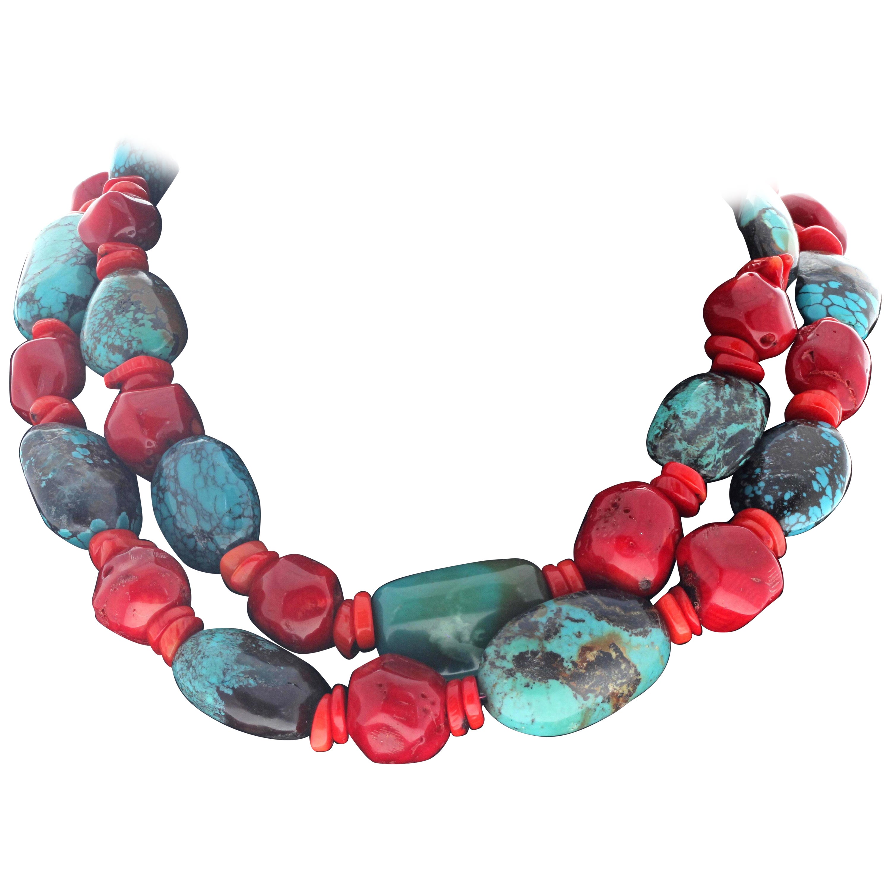 AJD, élégant collier dramatique à double rang de turquoises et de corail naturels en vente