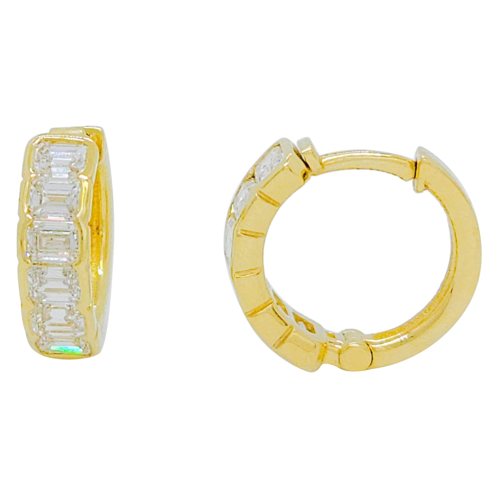 Boucles d'oreilles Huggie en or jaune 18k avec diamants blancs taille émeraude
