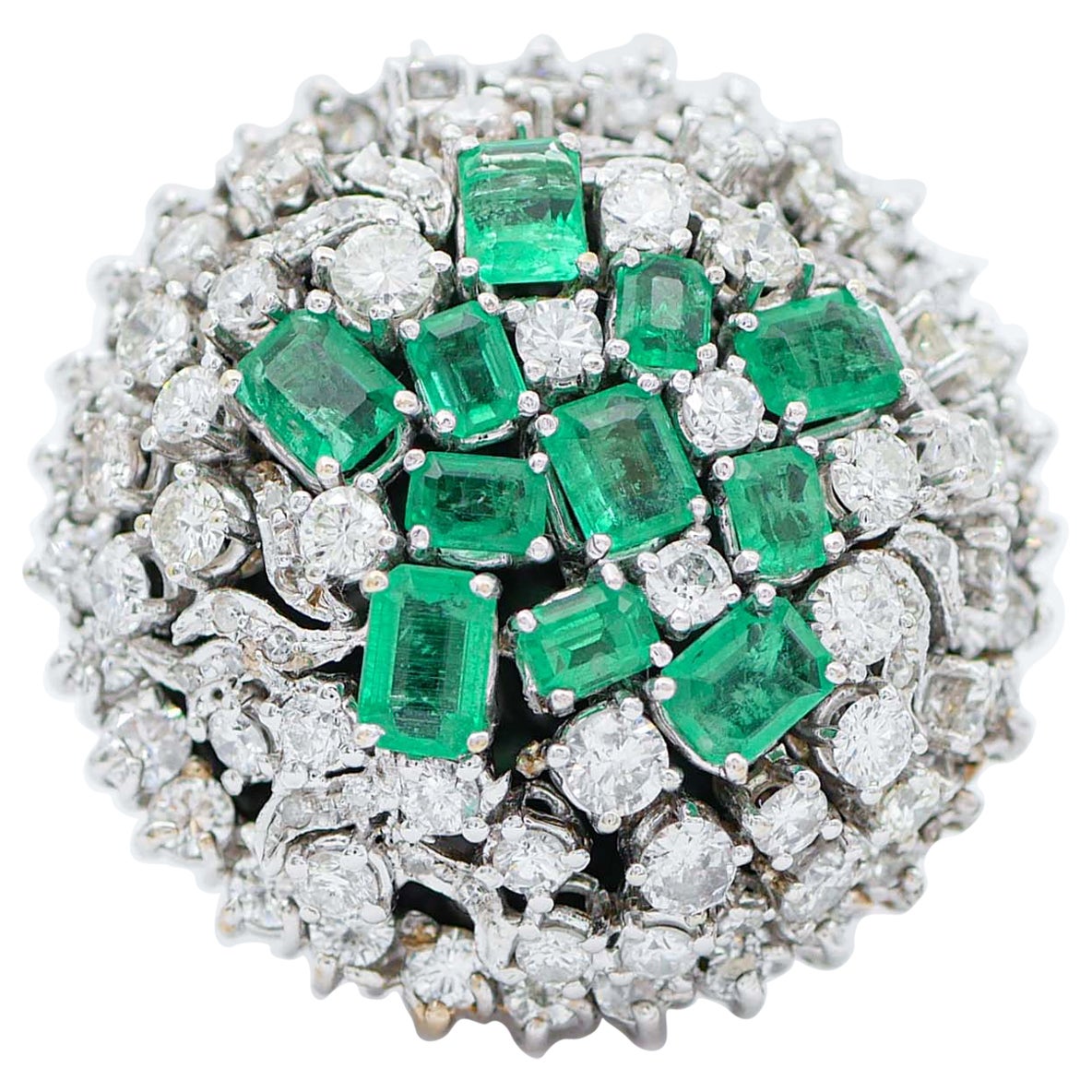 Onyx, Emeralds, Diamonds, 18 Karat White Gold Retrò Ring For Sale
