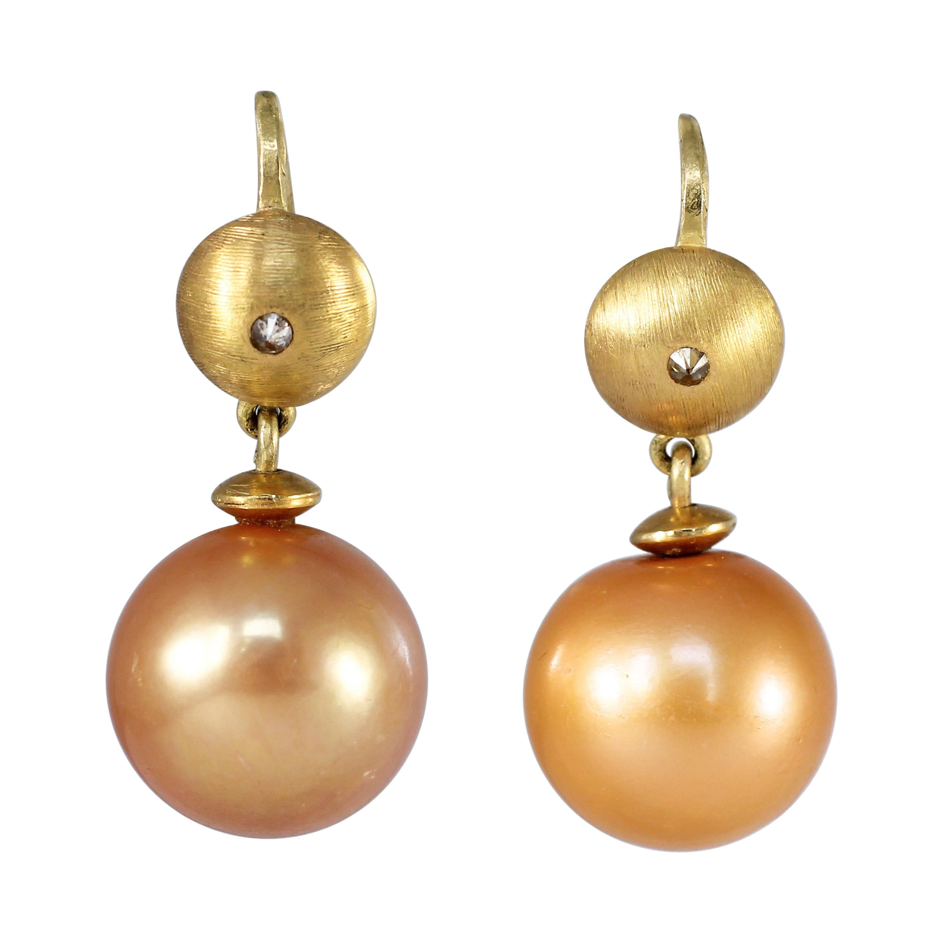 Boucles d'oreilles pendantes contemporaines en or 22-21k avec perles de 15mm et diamants