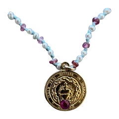 Collier ras du cou en tourmaline rose, perles blanches, opale et rubis en forme de cœur sacré