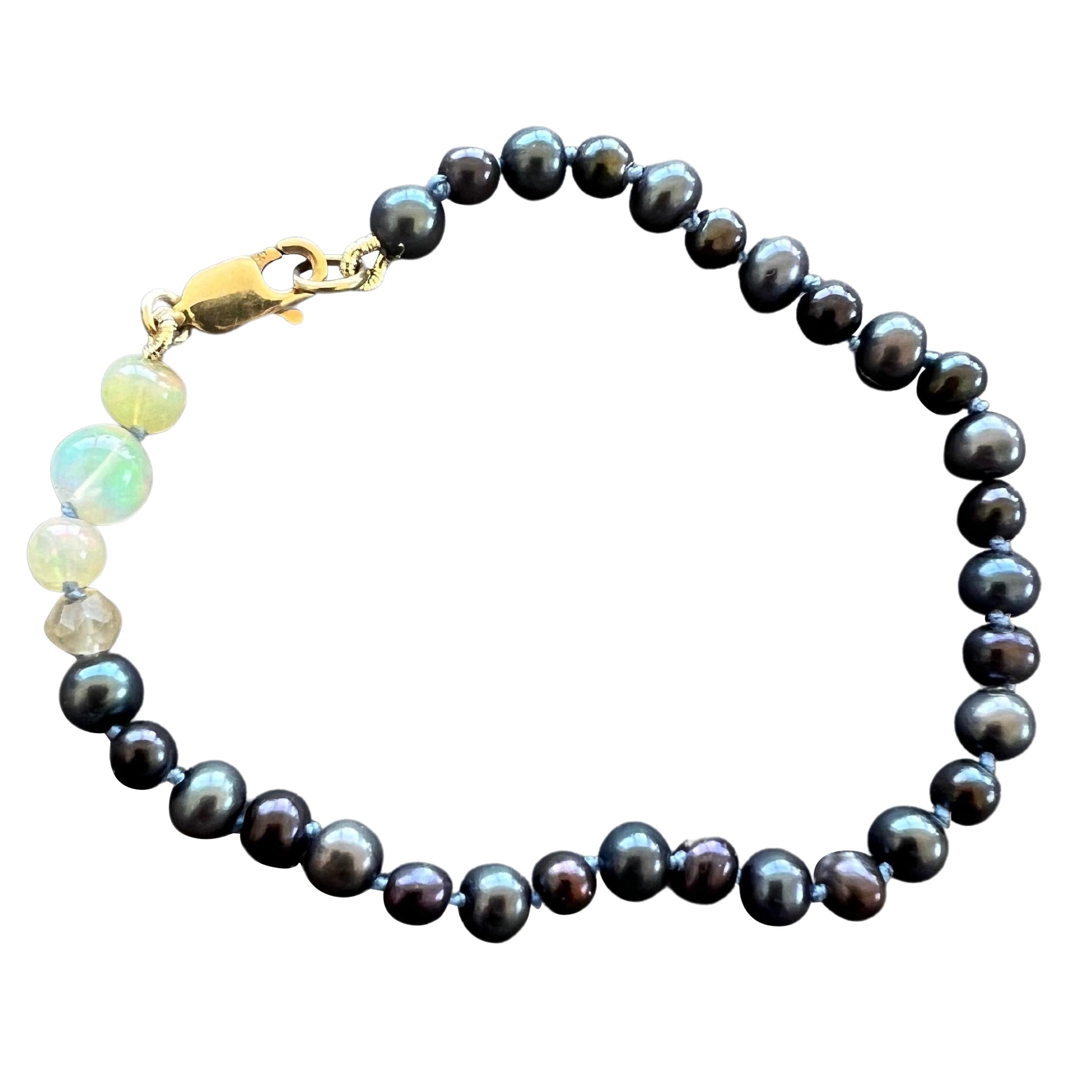 Opal, natürliches schwarzes Perlen-Perlenarmband J Dauphin im Angebot