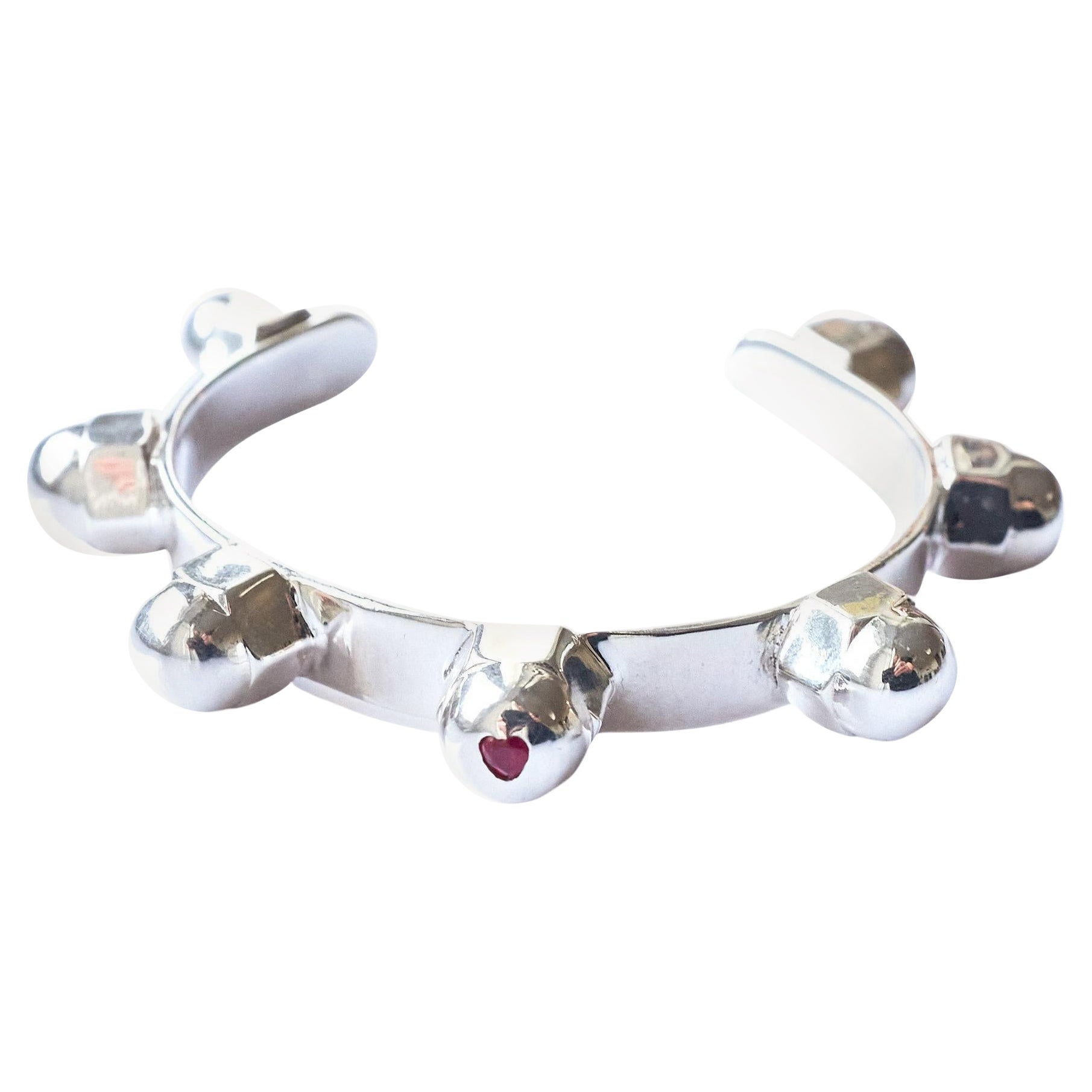 J Dauphin - Bracelet manchette en argent sterling avec clous en forme de cœur et rubis