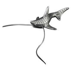 Pendentif sculptural en forme de requin, fabriqué à la main en palladium, 194 diamants noirs et blancs