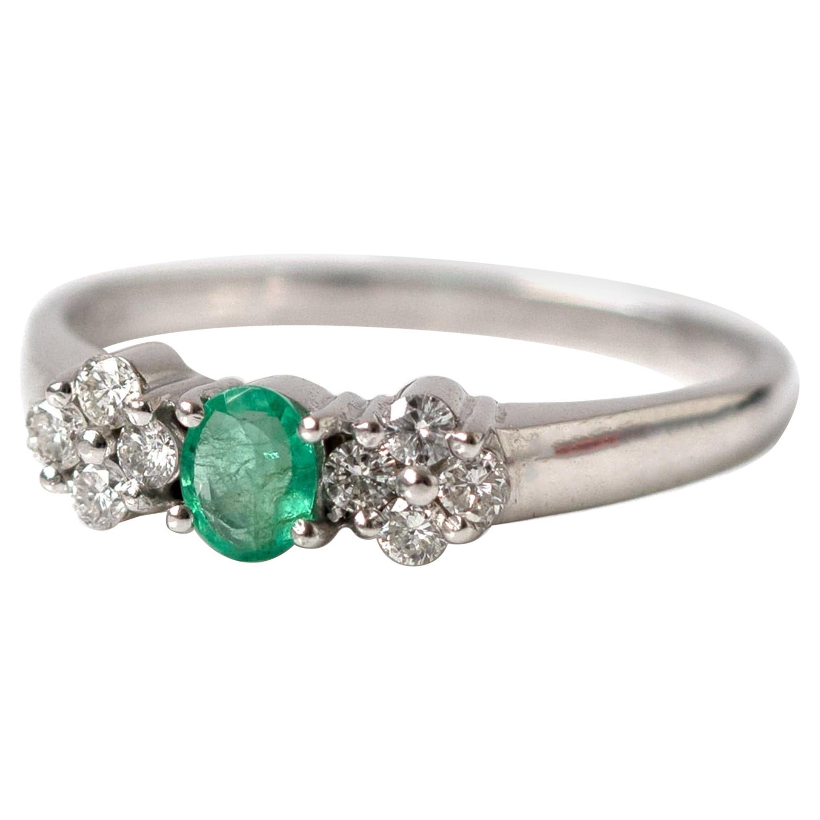 Vintage Emerald Diamond 18 Carat White Gold Ring For Sale